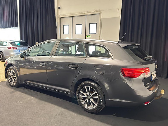 Toyota Avensis 4 of 5