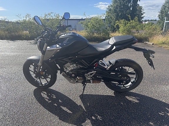 Honda CB125R 7 of 14