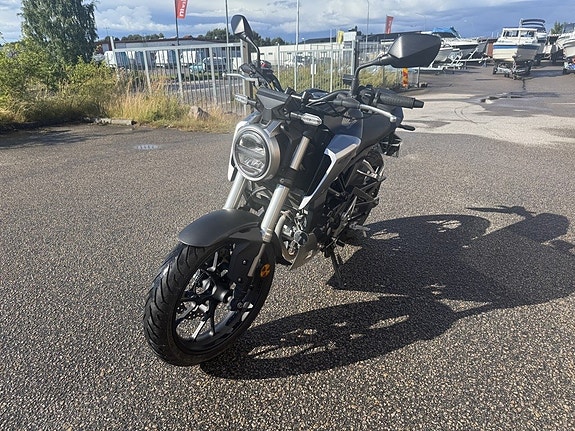 Honda CB125R 8 of 14