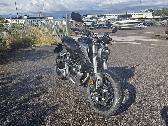 Honda CB125R 6 of 14