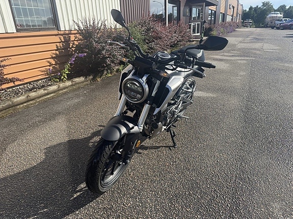 Honda CB125R 12 of 14