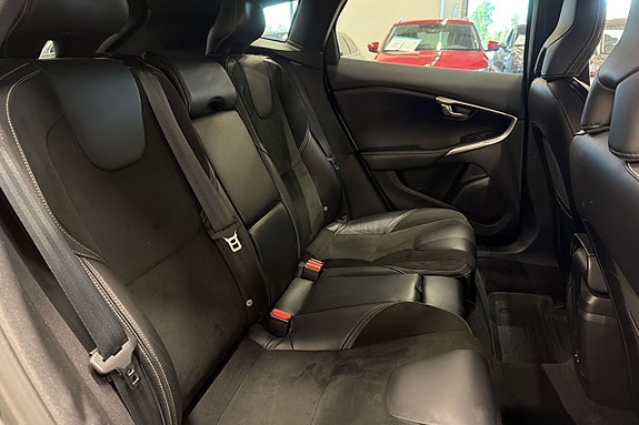 Volvo V40 22 of 25