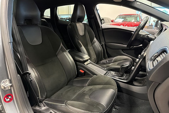 Volvo V40 21 of 25