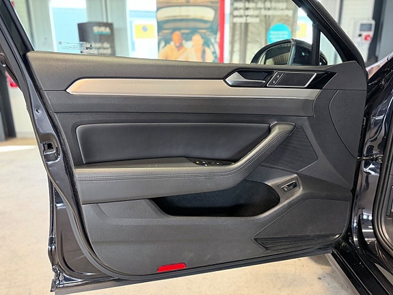 Volkswagen Passat 17 of 23