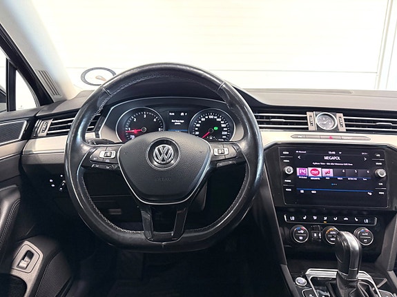 Volkswagen Passat 16 of 23