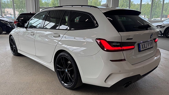 BMW 320d 4 of 5