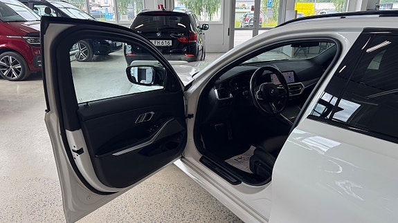 BMW 320d 10 of 16
