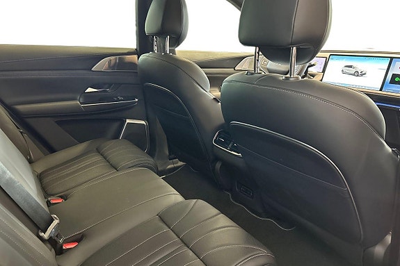 XPeng G9 11 of 17