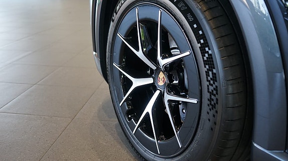 Porsche Cayenne 4 of 5