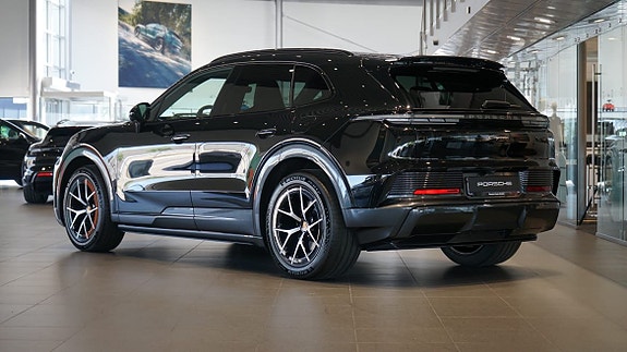 Porsche Cayenne 2 of 5