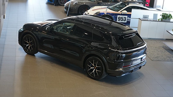Porsche Cayenne 3 of 5