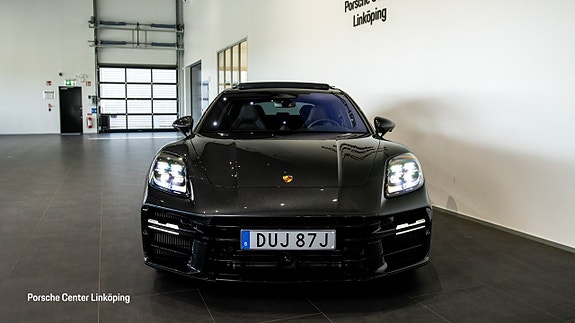 Porsche Panamera 4 2 of 5