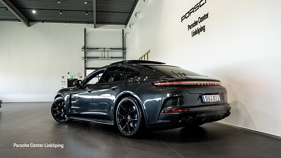 Porsche Panamera 4 5 of 5