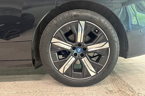BMW iX 15 of 18