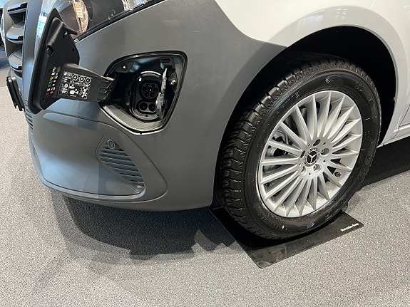Mercedes-Benz eVito 112 8 of 10