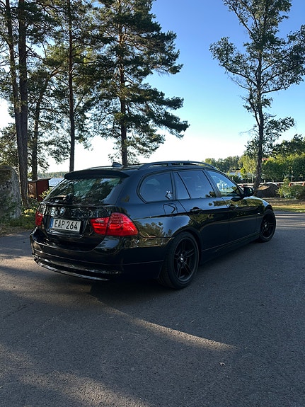 BMW 320d 2 of 6