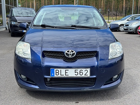 Toyota Auris 2 of 5