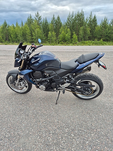 Kawasaki Z1000 3 of 5