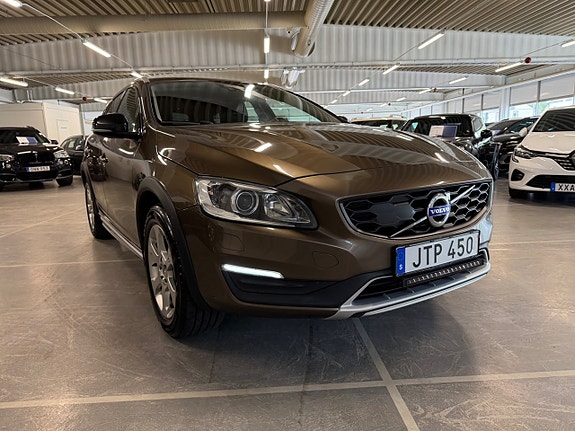 Volvo V60 Cross Country 2 of 5