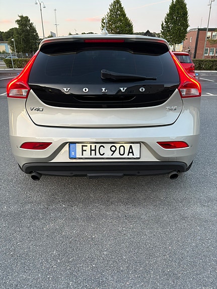 Volvo V40 2 of 10