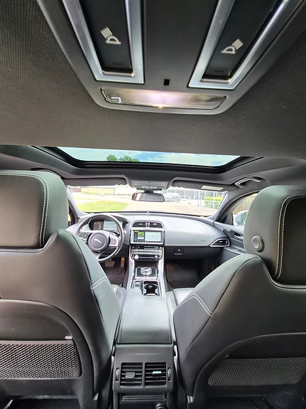 Jaguar XE 8 of 9
