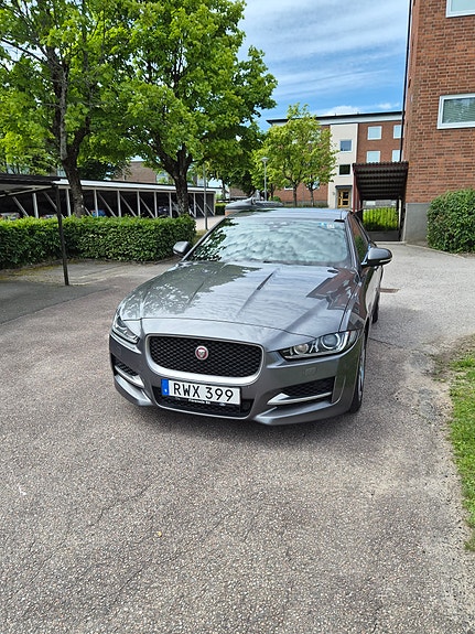 Jaguar XE 4 of 9