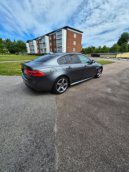 Jaguar XE 2 of 9