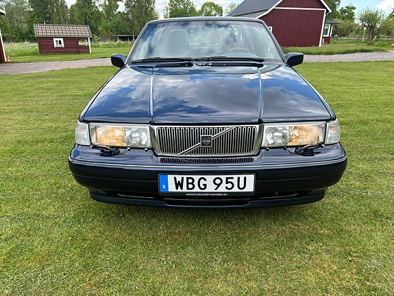 Volvo S90 2 of 5