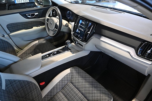 Volvo V60 Cross Country 10 of 25