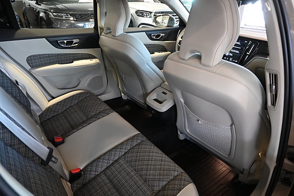 Volvo V60 Cross Country 13 of 25
