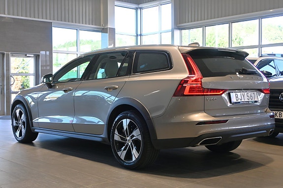 Volvo V60 Cross Country 3 of 5