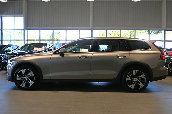 Volvo V60 Cross Country 2 of 5
