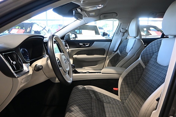 Volvo V60 Cross Country 8 of 25