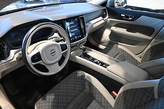 Volvo V60 Cross Country 7 of 25
