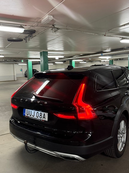 Volvo V90 Cross Country 2 of 5