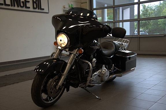 Harley-Davidson Street Glide 1.7 V-Twin 84HK Vance&Hines Lågmil Nybesiktigad 2 of 12