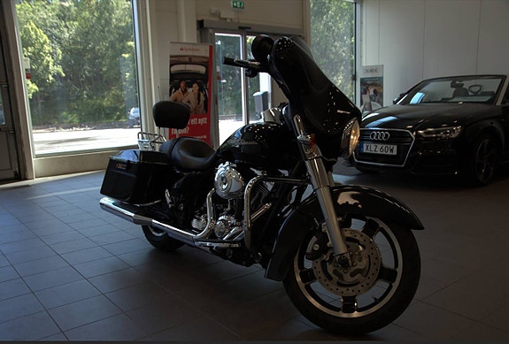 Harley-Davidson Street Glide 1.7 V-Twin 84HK Vance&Hines Lågmil Nybesiktigad 3 of 12