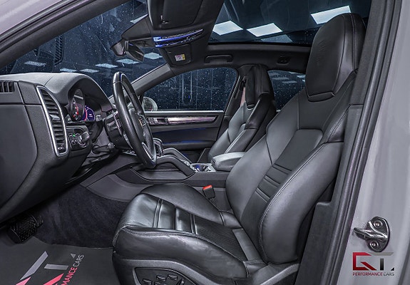 Porsche Cayenne 14 of 21