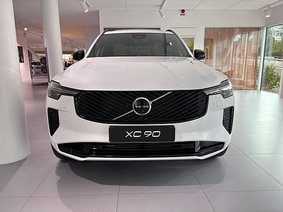 Volvo XC90 2 of 27