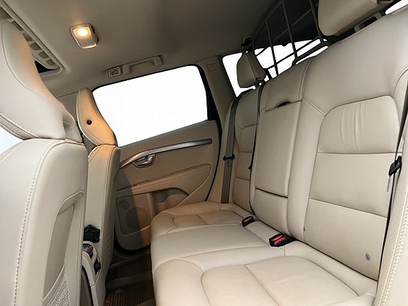 Volvo XC70 14 of 28