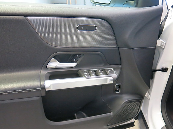 Mercedes-Benz GLB220 d 13 of 30