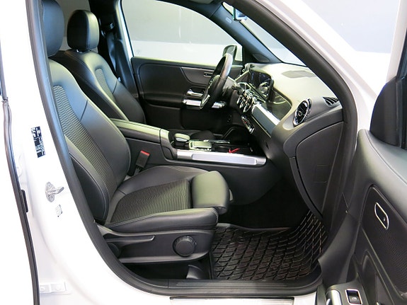 Mercedes-Benz GLB220 d 29 of 30