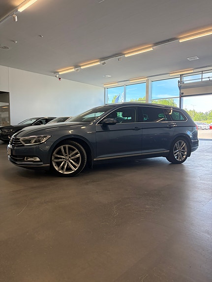 Volkswagen Passat 2 of 17