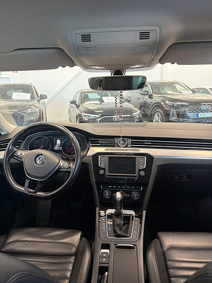 Volkswagen Passat 10 of 17