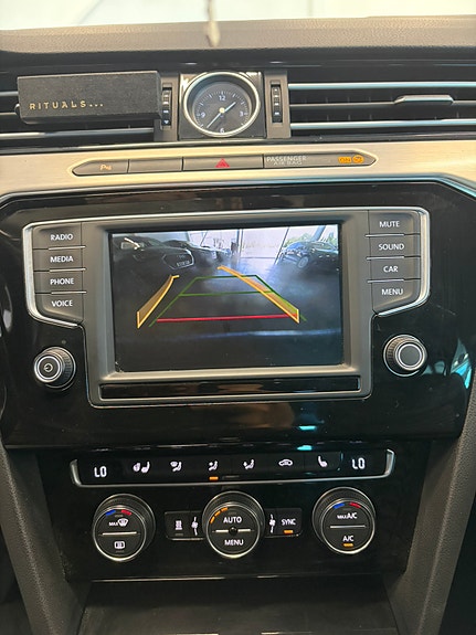 Volkswagen Passat 13 of 17