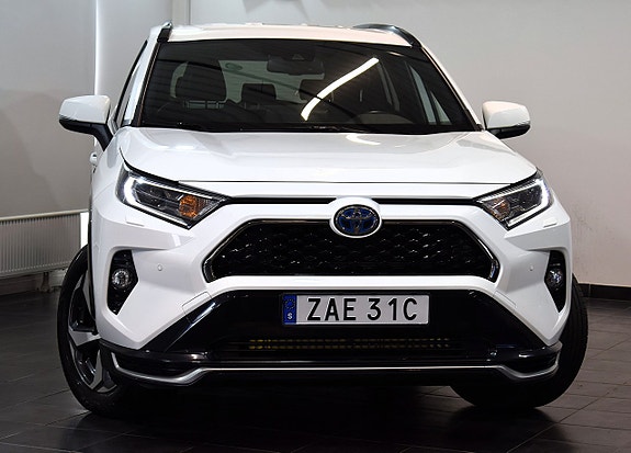 Toyota RAV4 Plug-in Hybrid 2 of 5