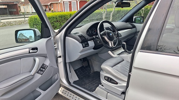 BMW X5 2 of 5
