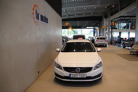 Volvo V60 2 of 5