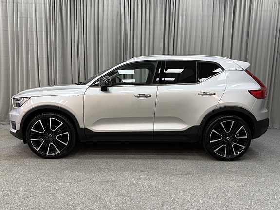 Volvo XC40 2 of 5