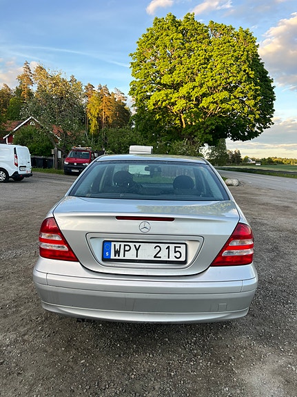 Mercedes-Benz C180 2 of 11